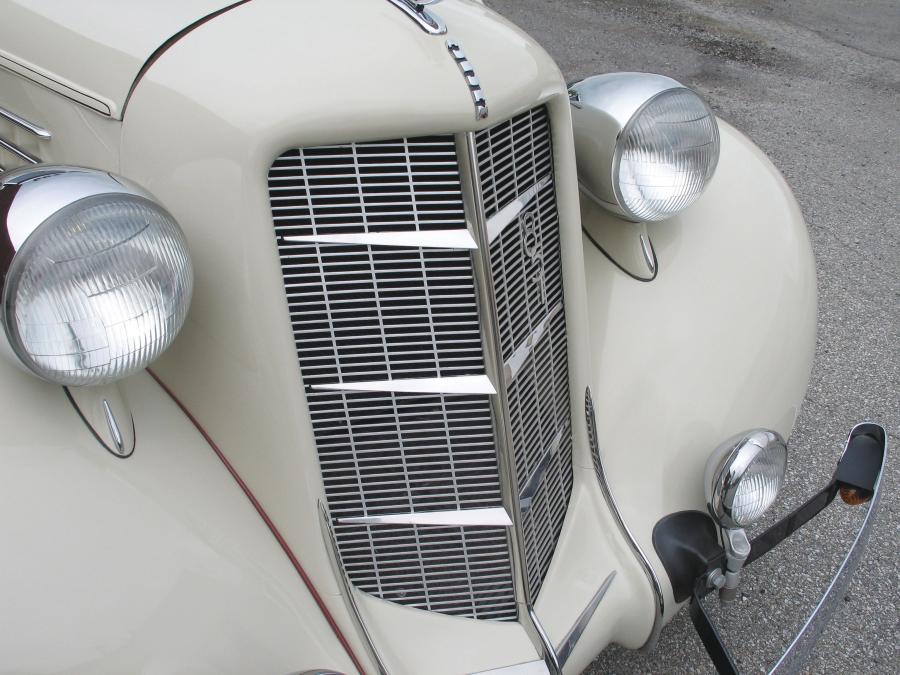 Детали экстерьера Auburn 851 Cabriolet 1935 года  (фото 7 из 12)